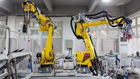 Hệ thống xử lý sơ bộ bằng plasma và tạo gioăng FIPFG bằng robot kép