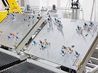 Hệ thống xử lý sơ bộ bằng plasma và tạo gioăng FIPFG bằng robot kép của SHANJIA là một cell sản xuất tự động tùy chỉnh, được thiết kế chuyên biệt cho xử lý bề mặt linh kiện ô tô và tạo gioăng xốp tại chỗ.